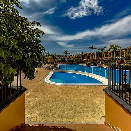 Townhouse In La Duquesa Semesterbostad