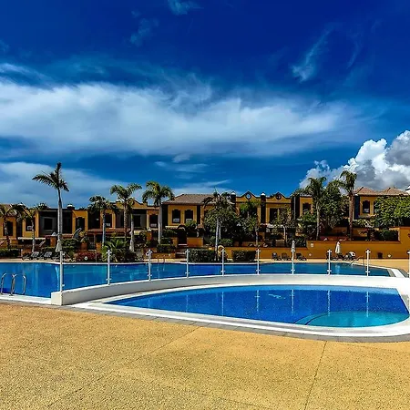 Townhouse In La Duquesa 別荘 アデヘ