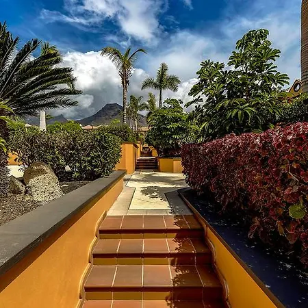 Townhouse In La Duquesa 別荘