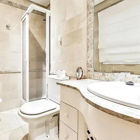Townhouse In La Duquesa 別荘