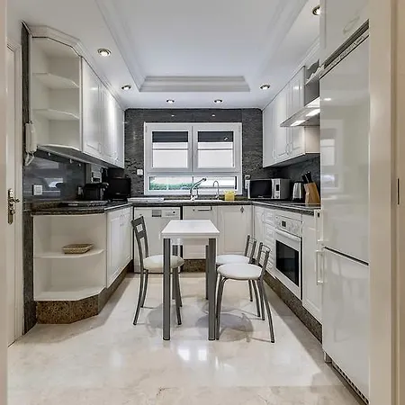 Townhouse In La Duquesa 別荘